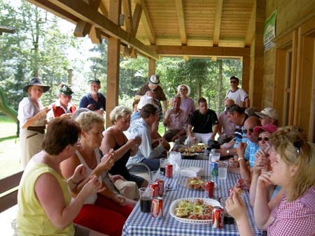 2NL_Fanclubwoche Jause Sportplatz1_072006